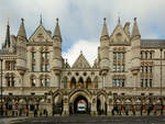 Das Gebude der Knigliche Gerichtshfe (Royal Courts of Justice) wurde von 1874 bis 1882 in der Sptphase des Gothic Revival erbaut.