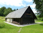 Skofja Loka, im Park am Schloß steht dieses historische slowenische Bauernhaus als Museumsbau, Juni 2016