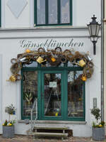 Das schn dekorierter Fenster eines Blumenladens, so gesehen Anfang April 2024 in Wismar.