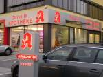 Hat man sowas schon einmal gesehen??? Eine Apotheke mit  Drive In  Autoschalter.