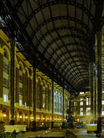 Blick in das Einkaufs- und Unterhaltungszentrum Hay's Galleria im Londoner Bezirk Southwark.