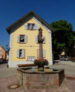 Endingen am Kaiserstuhl, Marienbrunnen, dahinter das Martinshaus, beherbergt eine ffentliche Bibliothek, Juli 2013 