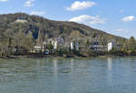 Kloster und Gymnasium Nonnenwerth auf der gleichnamigen Rheininsel bei Bad-Honnef, in Hintergrund links oben auf dem Berghang die  Burgruine Rolandseck - 30.03.2019