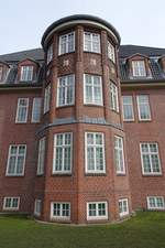 Hamburg am 21.3.2021: Teil der Fassade der ehemaligen Frauenklinik Finkenau im Stadtteil Uhlenhorst, heute befindet sich in diesem Gebäudekomplex  u.a.