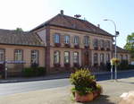 Oberhergheim, das Schulgebude gegenber der Dorfkirche, Aug.2017