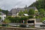Die Grundschule von Vianden, an der gegenberliegenden Ufermauer der Our.