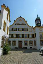 Allersberg, das Heckelhaus von 1721, benannt nach dem Fabrikbesitzer, die Stadt war eine Hochburg fr Leonische Erzeugnisse, das Trmchen (rechts) ist das Wahrzeichen der Allerberger Drahtzieher, Mai