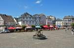 Marktplatz (linke Seite), mit Brunnen in Linz am Rhein - 15.08.2012