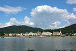 Die Skyline von Knigswinter/Rhein und auf dem linken Berg das Grandhotel Petersberg - 05.08.2016