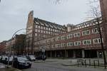 Hamburg Altstadt am 29.2.2020: Gebudekomplex Altstdter Hof (Mitte), erbaut 1936, 233 Wohnungen, knapp 50 Lden / Teilansicht der Huser  in der Altstdter Str.