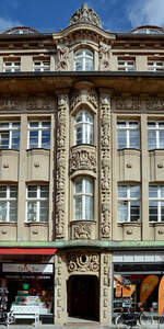 Eine historische Gebudefassade in der Einkaufsstrae im Zentrum von Rostock.