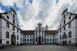 Im ehemaligen Kloster Sankt Mang befindet sich heute eine Bibliothek, ein Museum und das Rathaus.