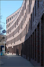 Moderne Architektur in Basel -    Blick auf die geschwungene Fassade entlang der Voltastrasse der Überbauung Volta West.