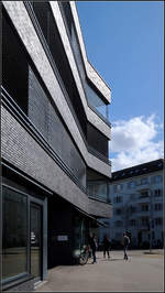 Moderne Architektur in Basel -    Der dunkle Klinker verleiht dem Gebude bei bestimmten Lichtsituationen eleganten Glanz.