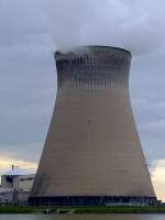 Einer der beiden Khltrme des Kernkraftwerkes Doel bei Antwerpen; 110830