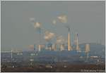 2300 MW Steinkohle-Kraftwerk Scholven in Gelsenkirchen - Von der Bildqualitt her eine Katastrophe (vom Gasometer in Oberhausen durch den Dunst des Ruhrgebiets fotografiert), aber interessant.