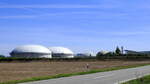 Forchheim, in der Rheinebene nrdlich vom Kaiserstuhl, Blick auf die Biogasanlage am Ortsrand, Aug.2025