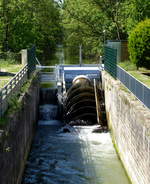 Hirtzfelden, Wasserkraftschnecke zur Stromerzeugung in der stillgelegten Schleusenkammer am alten Rhein-Rhone-Kanal, Mai 2018
