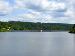 Schwarzenbachtalsperre, Blick ber den Stausee zur Staumauer, Aug.2017