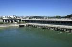 Rheinfelden AG, Blick auf das Wasserkraftwerk, rechts auf schweizer Seite die Turbinenhalle, links auf deutscher Seite die regulierbare Wehranlage, Sept.2019