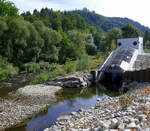 Maulburg, Wasserkraftschnecke zur Stromerzeugung an der Wiese, Juli 2020