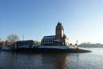 Hamburg am 17.12.2022: Lotsenhaus Seemannshft mit nautischer Zentrale (links), Leuchtfeuer Seemannshft (rechts) und Wachleiterraum vor dem Turm.