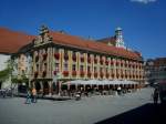 Memmingen, Blick ber den Markt mit dem im Neurokokostil bemaltem Steuerhaus, einem Verwaltungsbau der Stadt aus den Jahren 1494-95 und Rathausturm im Hintergrund, Juli 2010