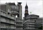 Hamburger Ansichten: Verlagsgebude vor Turm der St.-Michaelis-Kirche.