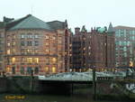 Hamburg am 15.12.2016: Blick ber den Zollkanal auf die Verwaltungsgebude in der Speicherstadt am Kannengieerort und die Einfahrt in das Kleine Fleet / 