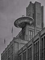 Auf dem zwischen 1918 und 1921 erbauten Backsteingeb�ude namens  Tintenfass  (Inktpot) der Eisenbahnverwaltung Prorail scheint ein Ufo gelandet zu sein.