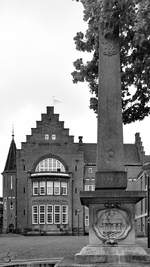 Ein Denkmal vor dem alten Posthaus in Aalborg.