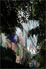 Moderne Architektur in Basel -    Schräger Blick auf die bunte Glasfassade des Forum 3 im Novartis Campus von Diener & Diener.