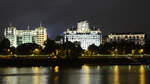 Links das Brogebude  The Adelphi , in der Mitte das 1932 erffnete Shell Mex House und rechts das 1889 erffnete Savoy Hotel.