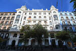 Der Edificio de la Compañía Colonial wurde zwischen 1906 und 1909 erbaut und erhielt ​1908 den Architekturpreis des Madrider Stadtrats.