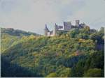 Im Wald rundum die Burg Bouscheid erleuchten am 04.10.08 die ersten Herbstfarben.