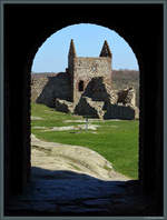 Blick durch das Tor des Bergfrieds auf einen Turm der Ruine Hammershus bei Sandvig.
