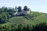 Hecklingen, die Ruine der Spornburg Lichteneck, hoch ber dem Ort, erbaut 1265-72, Juli 2022