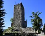 Waldkirch, der 28m hohe Bergfried der Kastelburg dient als Aussichtsturm und bietet einen groartigen Ausblick auf Stadt und Umgebung, Juli 2022