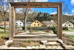 Eingerahmt: Burgruine und eine Mglichkeit zum Entspannen am Ufer der Altmhl im Kipfenberger Ortsteil Arnsberg.