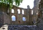 Waldkirch, im Innenbereich der sanierten und frei zugnglichen Ruine der Kastelburg, Juli 2022