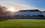 Das Schloss Bellevue in Berlin am Abend.