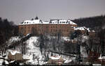 ber den Dchern von Blankenburg (Harz) thront das Schloss, das am ersten Advent mit einer leichten Schneedecke berzogen ist.