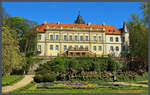 Eine Balustrade bildet den bergang zwischen dem auf einer Anhhe errichteten Schloss Wiesenburg und dem Schlosspark.