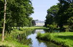 Donaueschingen, Blick durch den Schlopark zum Schlo Donaueschingen, das Frstenbergische Schlo endstand um 1723 im Stil des Historismus, ist im Besitz des Adelsgeschlechts