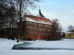 Blick ber den zugefrorenen Schlossteich zum Schloss Winsen an der Luhe; 04.01.2010  