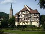 Bad Urach in der Schwbischen Alb,  das Schlo in seiner heutigen Form stammt aus der Zeit nach 1443,  hat einen der schnsten Renaissance-Festsle in Deutschland, daneben der Turm der Stiftskirche