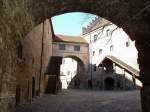 Burghausen, Burghof der Hauptburg, der Schwibbogen von 1523 verbindet Drnitz links mit der Kemenate rechts, April 2005