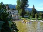 Schlo Linderhof, Blick ber den Fontnenteich zum Venustempel, Aug.2006