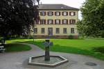 Albstadt-Lautlingen, das Schlo Stauffenberg, die Gartenseite mit Brunnen, Juli 2011