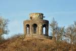 Denkmal oder Teil einer ehemaligen Burganlage(?) in Schleiden mit Aussicht ber die Stadt Schleiden - 19.11.2011